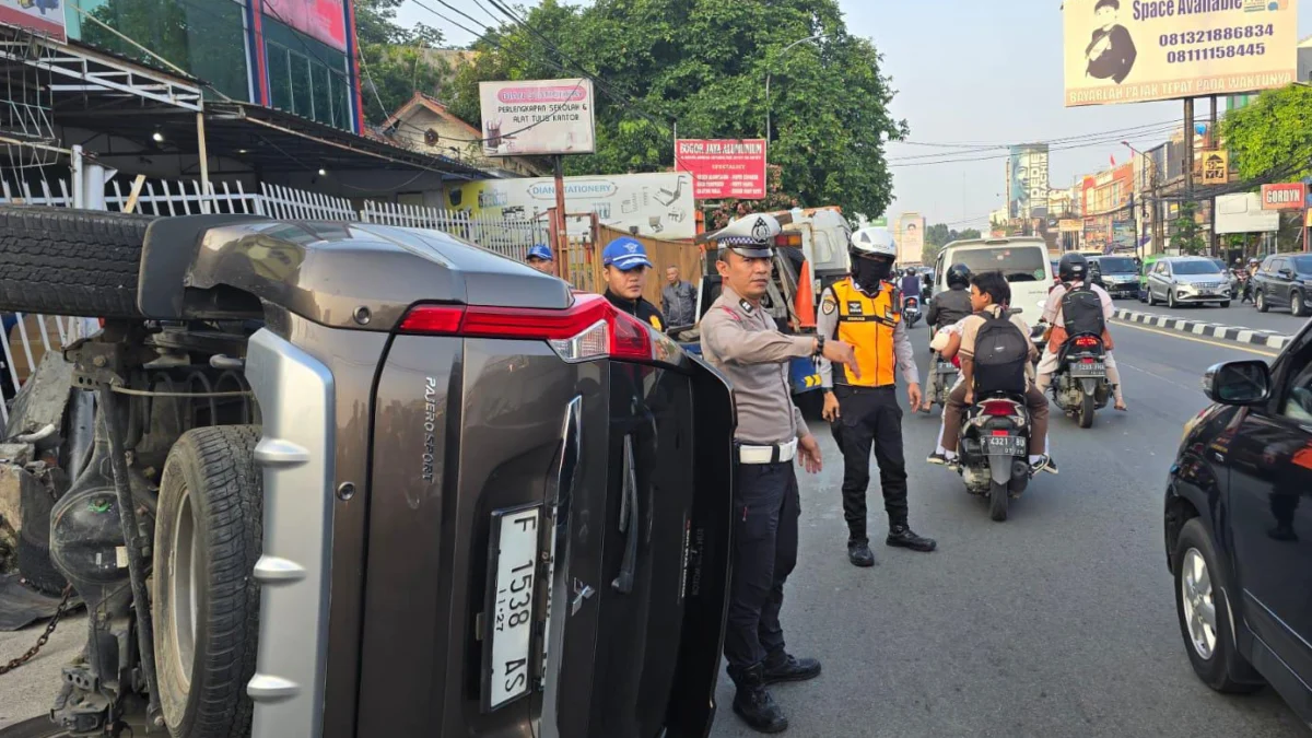 Jajaran petugas Satlantas Polresta Bogor dan Dishub Kota Bogor saat mengatur arus lalulintas di lokasi kejadian, Jalan KS Tubun, Selasa (6/8). (Yudha Prananda / Jabar Ekspres)