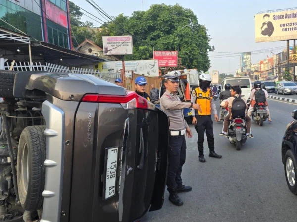 Jajaran petugas Satlantas Polresta Bogor dan Dishub Kota Bogor saat mengatur arus lalulintas di lokasi kejadian, Jalan KS Tubun, Selasa (6/8). (Yudha Prananda / Jabar Ekspres)