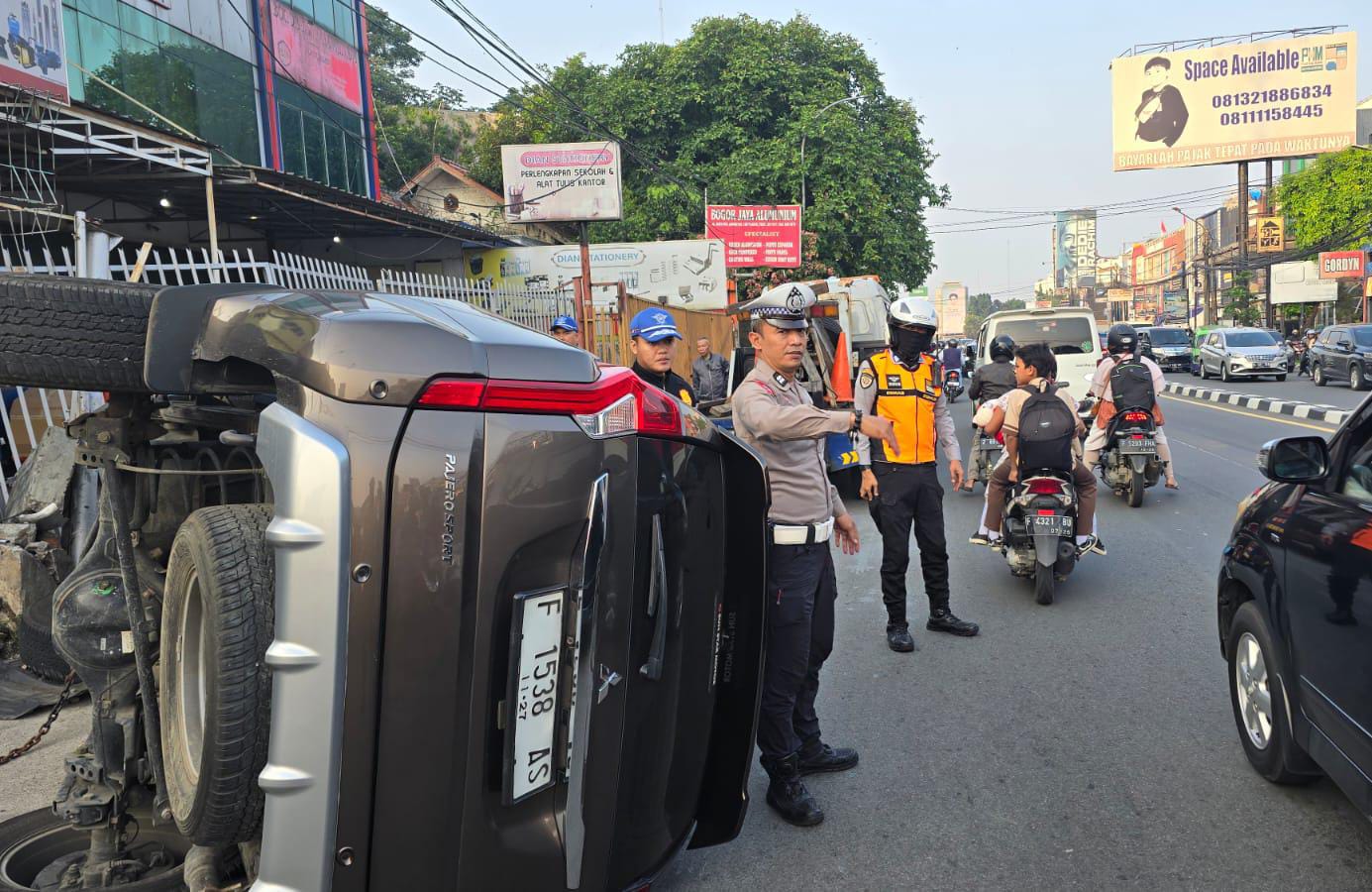 Jajaran petugas Satlantas Polresta Bogor dan Dishub Kota Bogor saat mengatur arus lalulintas di lokasi kejadian, Jalan KS Tubun, Selasa (6/8). (Yudha Prananda / Jabar Ekspres)