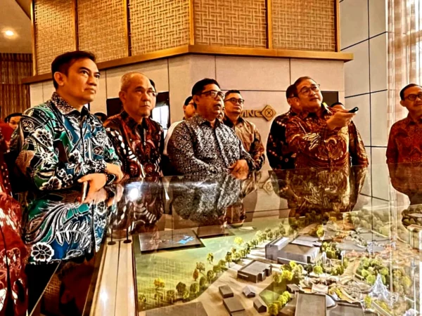 Ketua Aspenda sekaligus Plt. Direktur Utama Jamkrida Jabar Agus Subrata (tiga dari kiri) saat berdialog dengan pihak MNC Group di Jakarta.(ist)