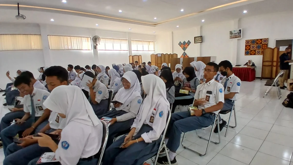 Doc. Sejumlah Siswa Siswi SMA di Kota Cimahi Mengikuti Sosialisasi KPU Goes to School (Mong/Jabar Ekspress)