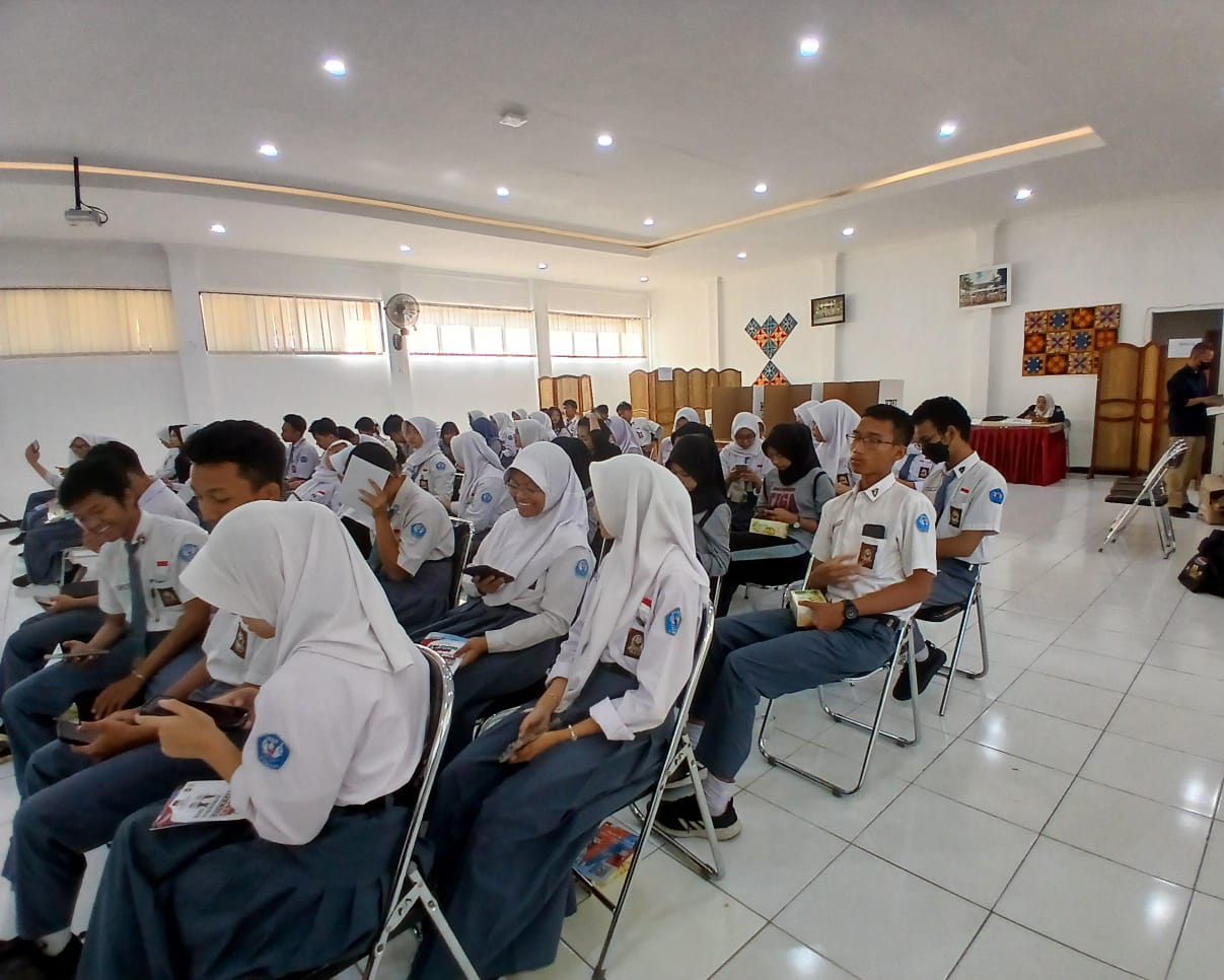 Doc. Sejumlah Siswa Siswi SMA di Kota Cimahi Mengikuti Sosialisasi KPU Goes to School (Mong/Jabar Ekspress)