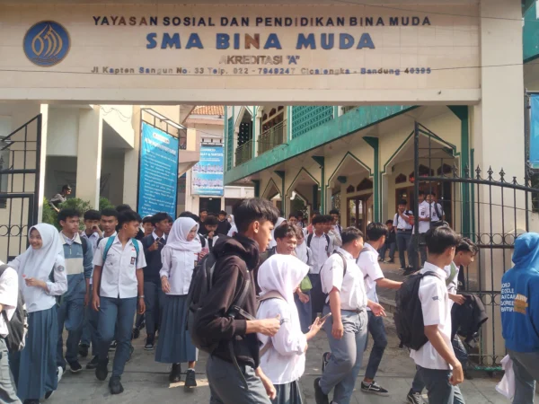 Para siswa-siswi SMA Bina Muda yang berlokasi di Desa Tenjolaya, Kecamatan Cicalengka, Kabupaten Bandung berbondong pulang usai melaksanakan KBM. (Yanuar/Jabar Ekspres)