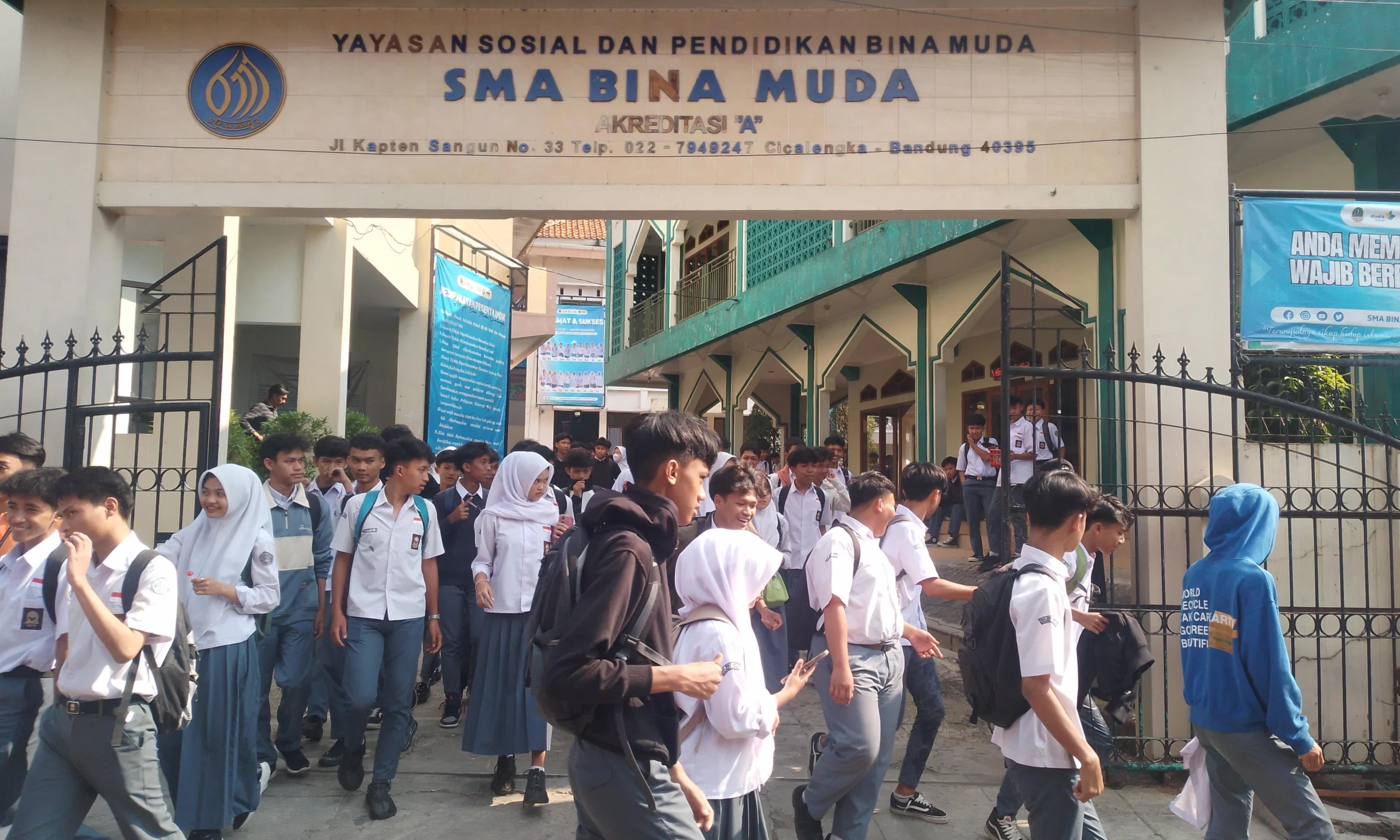 Para siswa-siswi SMA Bina Muda yang berlokasi di Desa Tenjolaya, Kecamatan Cicalengka, Kabupaten Bandung berbondong pulang usai melaksanakan KBM. (Yanuar/Jabar Ekspres)
