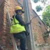 Doc. Seorang Petugas Sedang Memasang Kabel Penerangan di Sejumlah Gang di Kota Cimahi (Istimewa)