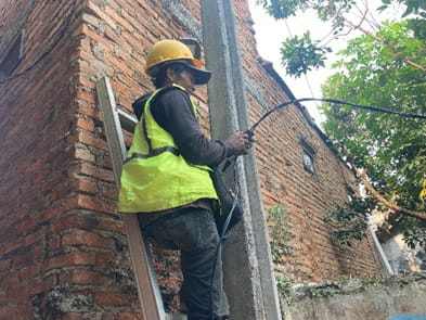 Doc. Seorang Petugas Sedang Memasang Kabel Penerangan di Sejumlah Gang di Kota Cimahi (Istimewa)