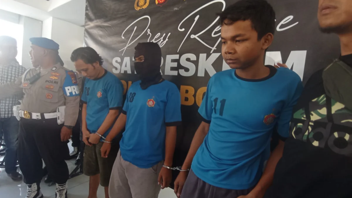 Polisi saat mengamankan pelaku penembakan. Foto : Sandika Fadilah /Jabareskpres.com