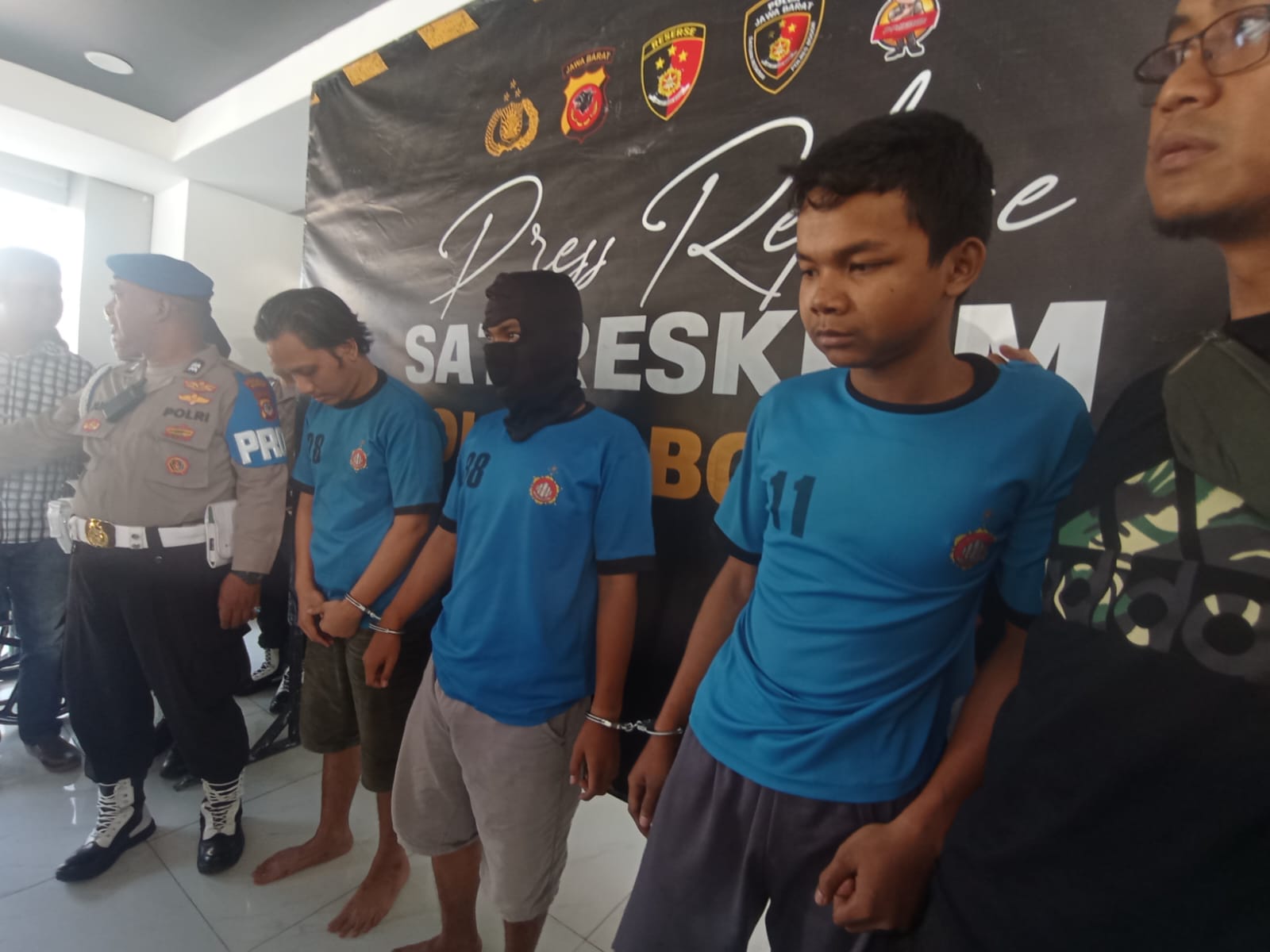 Polisi saat mengamankan pelaku penembakan. Foto : Sandika Fadilah /Jabareskpres.com