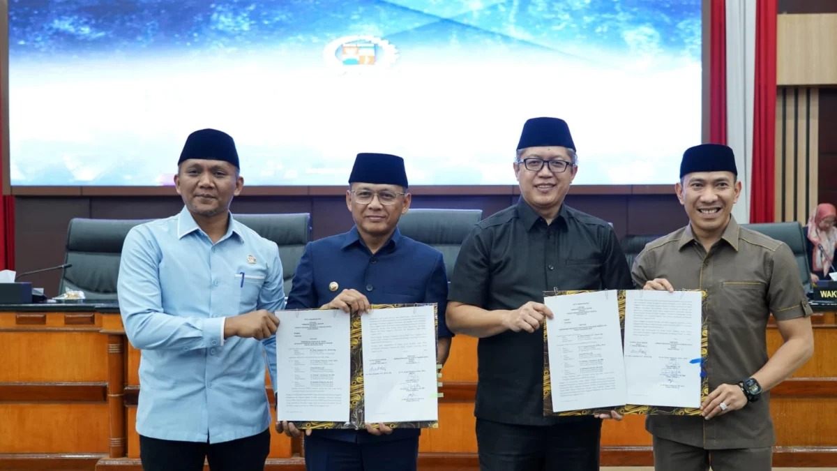 Pimpinan DPRD Kota Bogor bersama Pj Wali Kota Bogor, Hery Antasari menyetujui Rancangan Perubahan KUA-PPAS 2024. (Yudha Prananda / Jabar Ekspres)