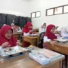 Para murid saat mengambil dan menyantap paket makan siang gratis di SDN 004 Guruminda, Kecamatan Cisaranten Kulon, belum lama ini. (Nizar/Jabar Ekspres)