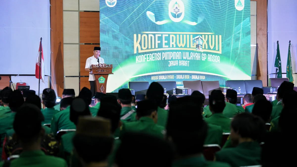 Penjabat Gubernur Jawa Barat Bey Machmudin memberikan sambutan pada Konferensi Wilayah (Konferwil) XVII/ 2024 GP Ansor Jabar di UPT Asrama Haji Kota Bekasi, Selasa (6/8/2024).(Foto: Biro Adpim Jabar)