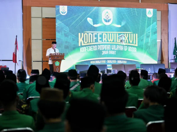 Penjabat Gubernur Jawa Barat Bey Machmudin memberikan sambutan pada Konferensi Wilayah (Konferwil) XVII/ 2024 GP Ansor Jabar di UPT Asrama Haji Kota Bekasi, Selasa (6/8/2024).(Foto: Biro Adpim Jabar)