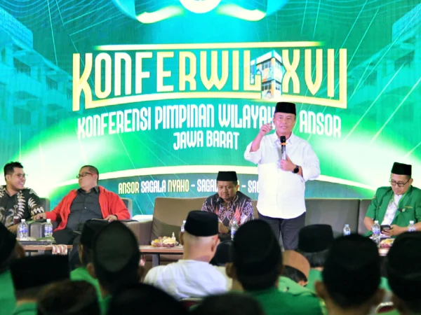 Sekretaris Daerah Provinsi Jawa Barat Herman Suryatman menjadi pembicara pada Dialog Kebangsaan dalam rangkaian kegiatan Konferensi Wilayah XVII Gerakan Pemuda (GP) Ansor Jabar di UPT Asrama Haji Kota Bekasi, Selasa (6/8/2024).(Foto: Biro Adpim Jabar)