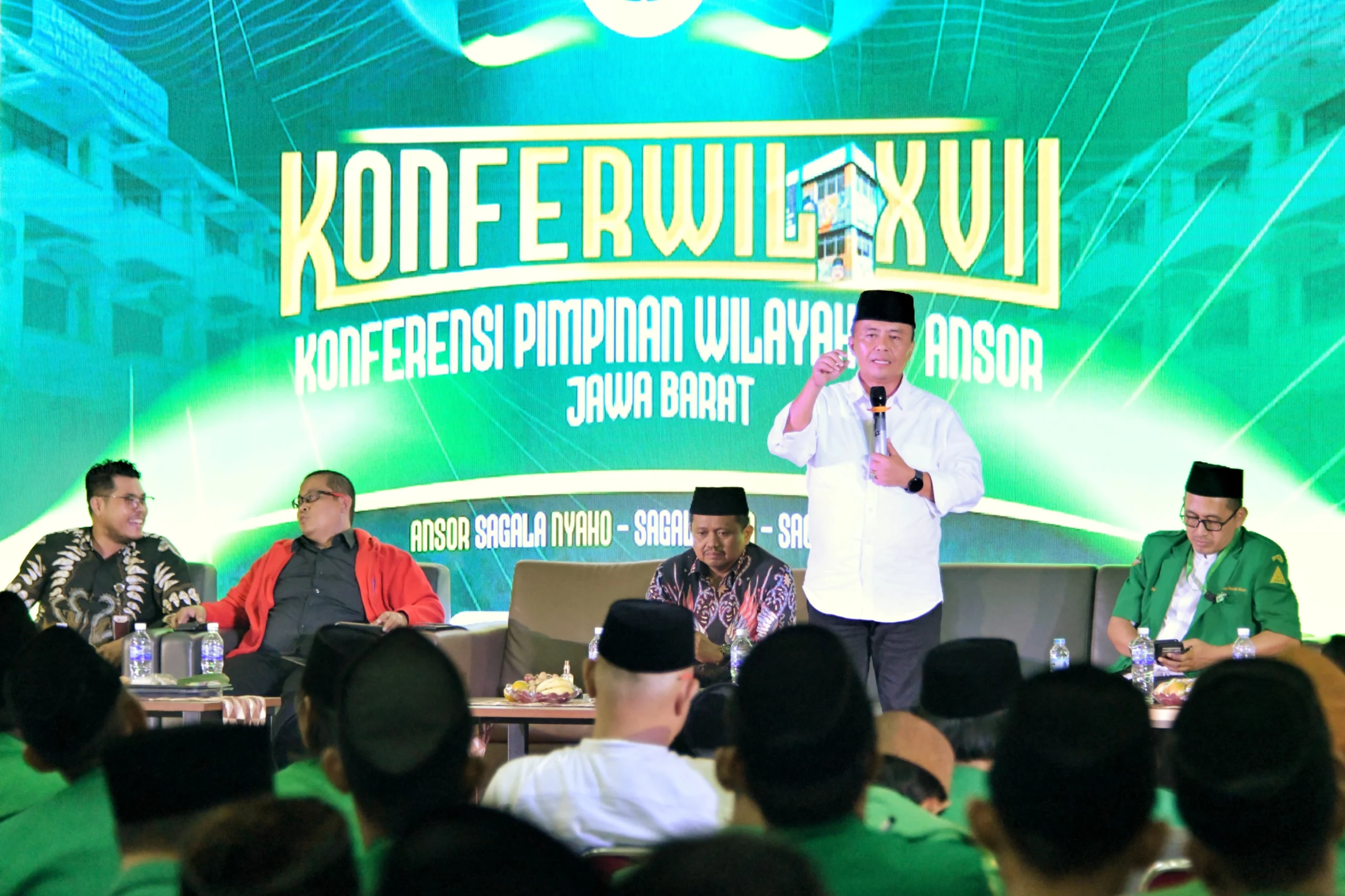 Sekretaris Daerah Provinsi Jawa Barat Herman Suryatman menjadi pembicara pada Dialog Kebangsaan dalam rangkaian kegiatan Konferensi Wilayah XVII Gerakan Pemuda (GP) Ansor Jabar di UPT Asrama Haji Kota Bekasi, Selasa (6/8/2024).(Foto: Biro Adpim Jabar)