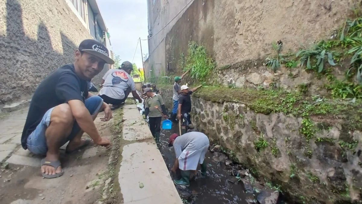 Doc. Sejumlah Warga di Kekurahan Citeureup Sedang Beraktivitas dalam Program Padat Karya (Mong/Jabar Ekspress)