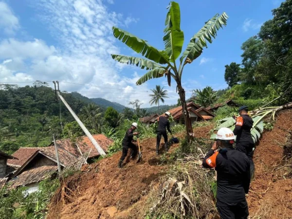 Puluhan rumah di Kampung Gintung, Desa Cibenda, Kecamatan Cipongkor rusak diterjang longsor. (25/3). Dok Jabar Ekspres