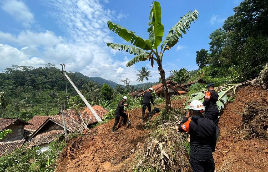 Puluhan rumah di Kampung Gintung, Desa Cibenda, Kecamatan Cipongkor rusak diterjang longsor. (25/3). Dok Jabar Ekspres