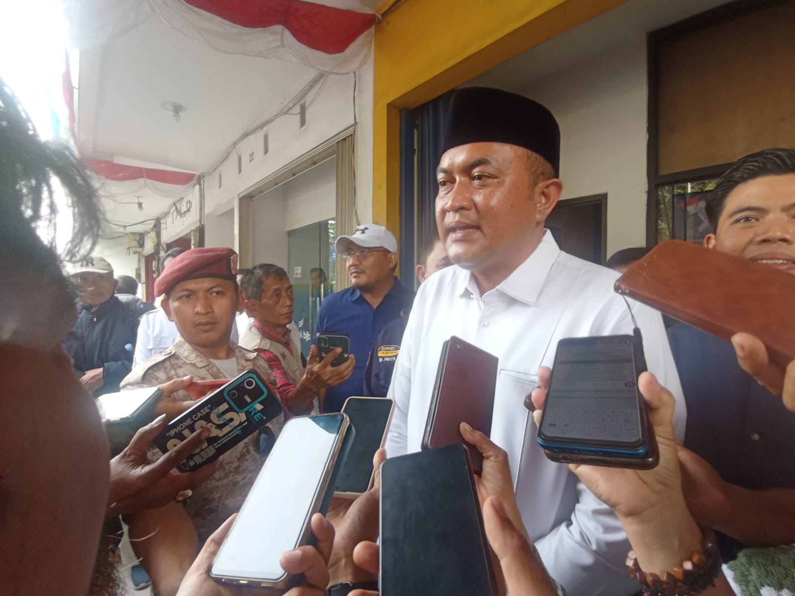 Calon Bupati Bogor Rudy Susmanto saat mengunjungi kantor DPD Nasdem Kabupaten Bogor. (Sandika Fadilah/Jabar Ekspres)