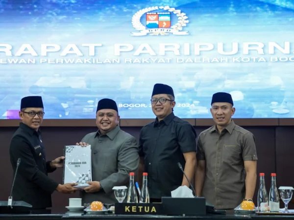 Pimpinan DPRD Kota Bogor saat menerima rancangan draft KUA-PPAS Perubahan 2024 dari Pj Wali Kota Bogor, Hery Antasari. (Foto: Humoris DPRD Kota Bogor)