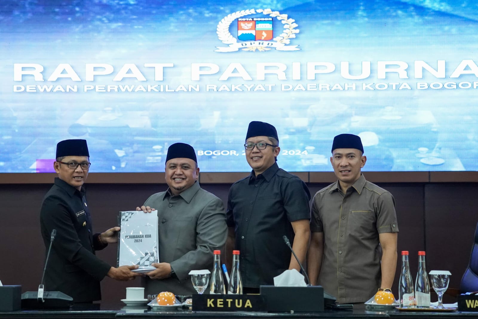 Pimpinan DPRD Kota Bogor saat menerima rancangan draft KUA-PPAS Perubahan 2024 dari Pj Wali Kota Bogor, Hery Antasari. (Foto: Humoris DPRD Kota Bogor)