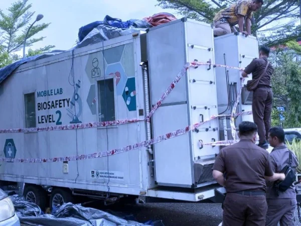 Kejari Bale Bandung saat menyita caravan mobile lab milik Dinkes KBB. Kamis (8/8). Dok istimewa