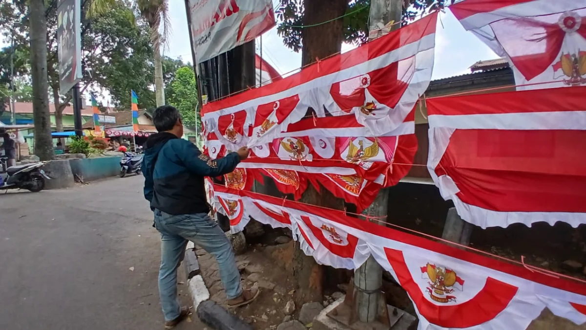 Doc. Menyanbut Hari Kemerdekaan Indonesia pada 17 Agustus 2024 Mendatang, Ramai nya Penjual Bendera di Sejumlah Ruas Jalan di Kota Cimahi (Mong)