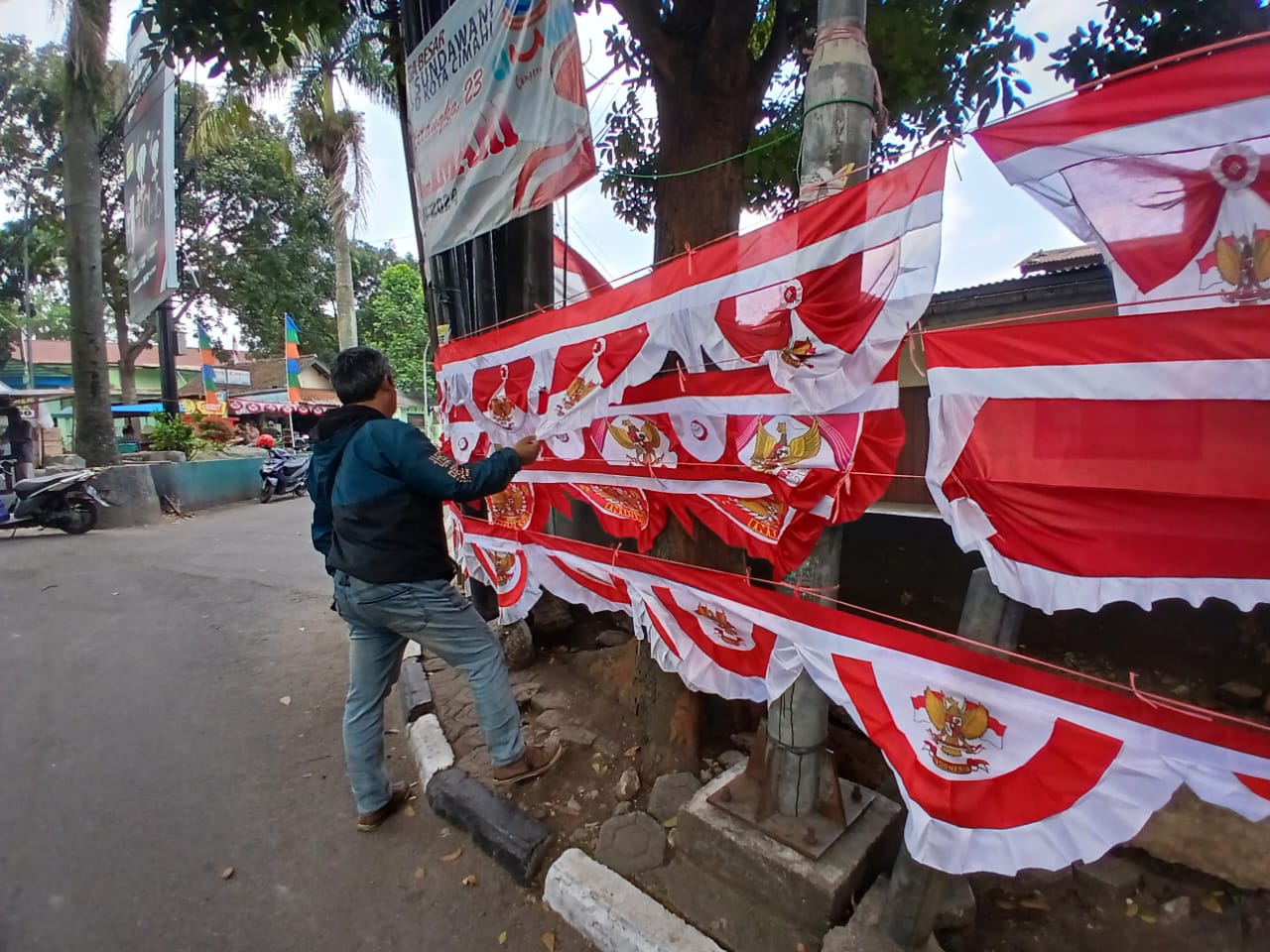 Doc. Menyanbut Hari Kemerdekaan Indonesia pada 17 Agustus 2024 Mendatang, Ramai nya Penjual Bendera di Sejumlah Ruas Jalan di Kota Cimahi (Mong)