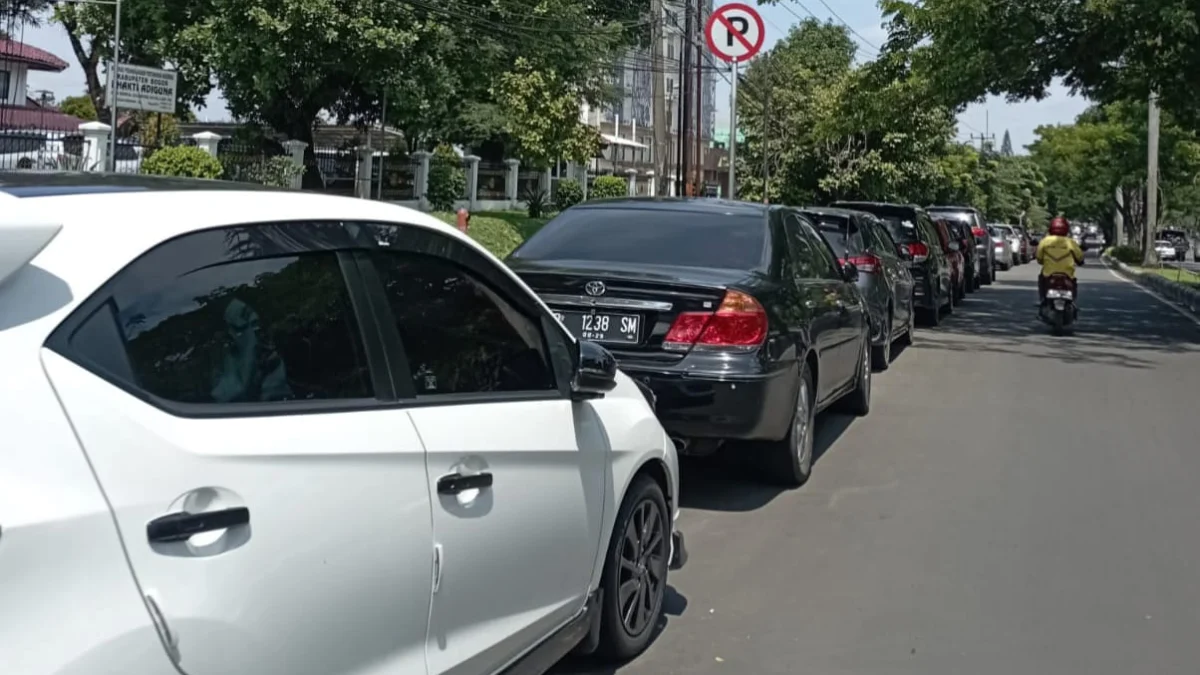 Parkir Liar di jalan Tegar Beriman. Foto : Sandika Fadilah/Jabarplus.id