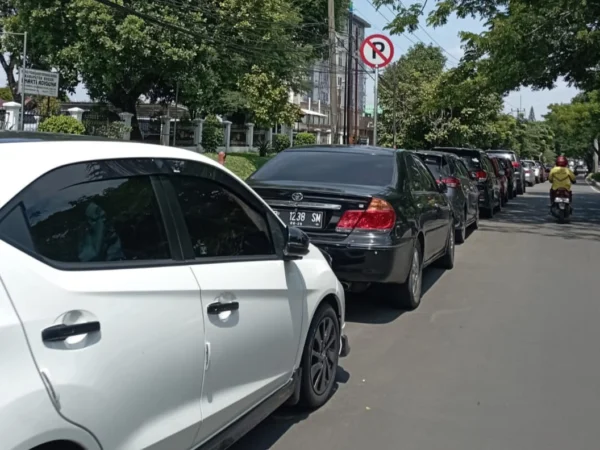 Parkir Liar di jalan Tegar Beriman. Foto : Sandika Fadilah/Jabarplus.id