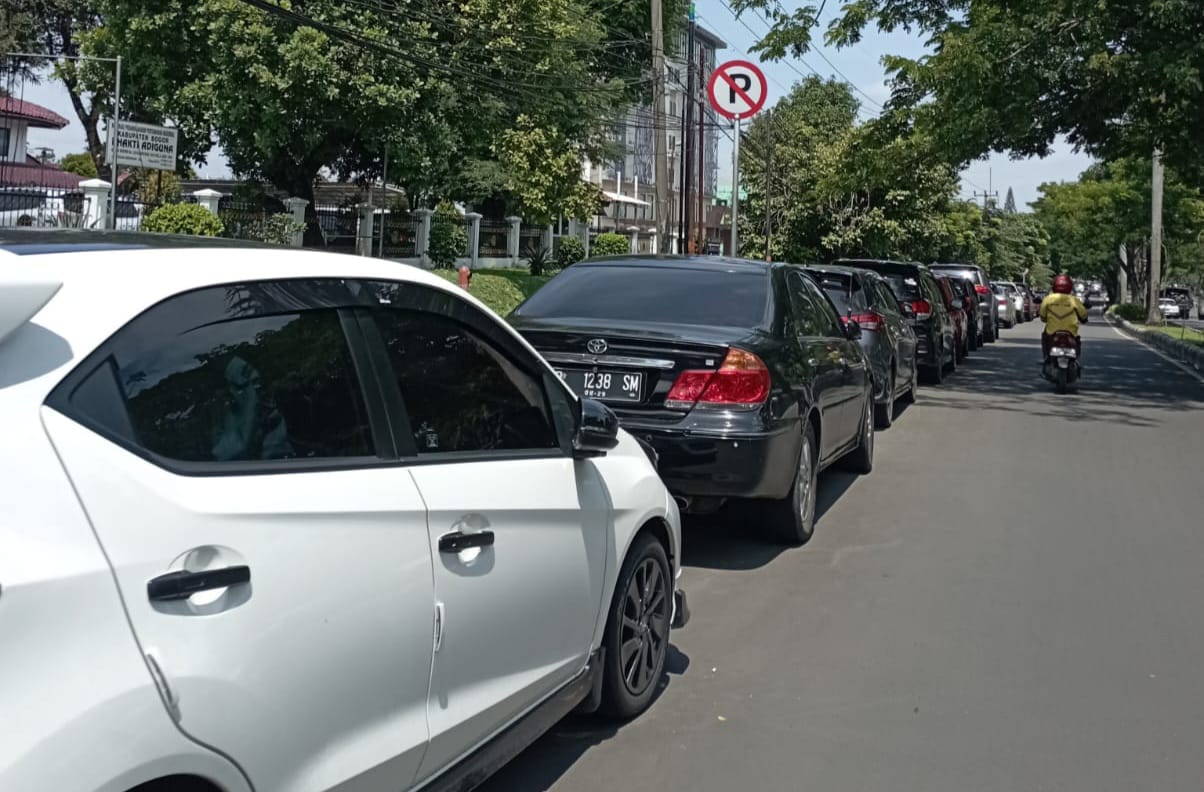 Parkir Liar di jalan Tegar Beriman. Foto : Sandika Fadilah/Jabarplus.id