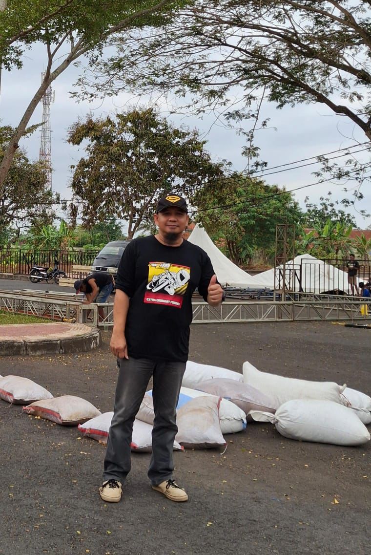 Ketua Penyelenggara Matic Race HBH Cup, Ir Soedrajat Argadireja mematangkan persiapan lokasi sirkuit di Sport Center Kota Banjar, Jumat 9 Agustus 2024. (Cecep Herdi/Jabar Ekspres)