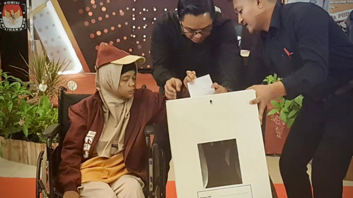 Siti Fatimah (40), penyandang disabilitas asal Kecamatan Cikalongwetan, Bandung Barat, untuk pertama kalinya ikut Pilkada serentak 2024. Dok Jabar Ekspres