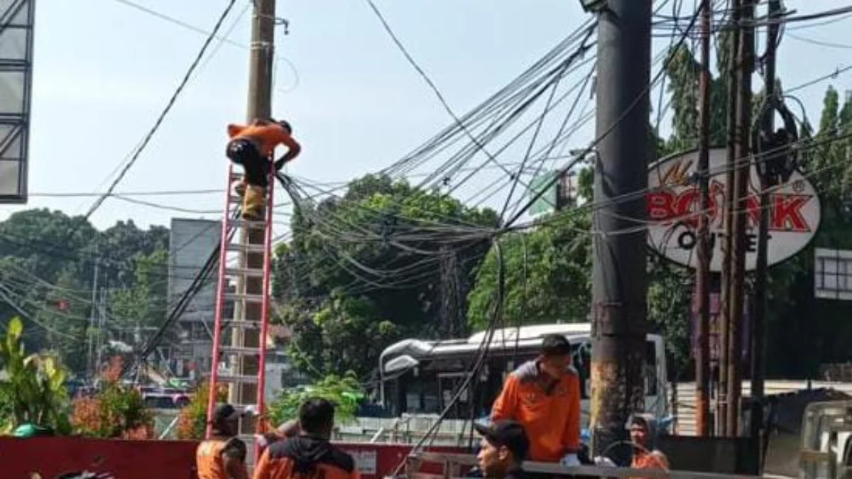 Ilustrasi: Jajaran Dinas PUPR Kota Bogor saat merapihian utilitas di kawasan Jalan Ahmad Yani, Tanah Sareal beberapa waktu lalu. (Yudha Prananda / Jabar Ekspres)