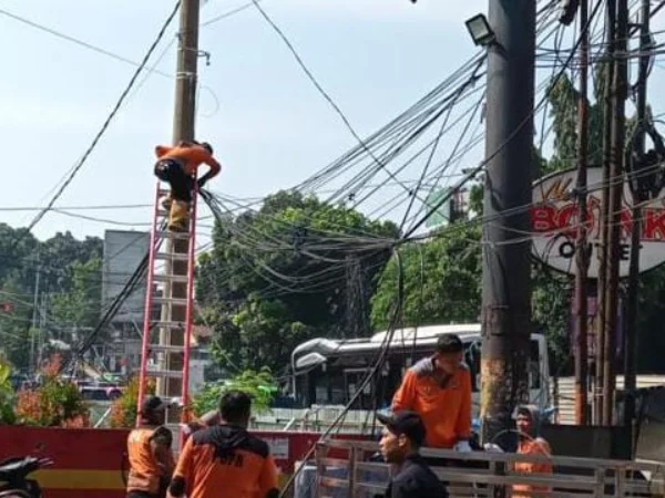 Ilustrasi: Jajaran Dinas PUPR Kota Bogor saat merapihian utilitas di kawasan Jalan Ahmad Yani, Tanah Sareal beberapa waktu lalu. (Yudha Prananda / Jabar Ekspres)