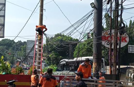 Ilustrasi: Jajaran Dinas PUPR Kota Bogor saat merapihian utilitas di kawasan Jalan Ahmad Yani, Tanah Sareal beberapa waktu lalu. (Yudha Prananda / Jabar Ekspres)