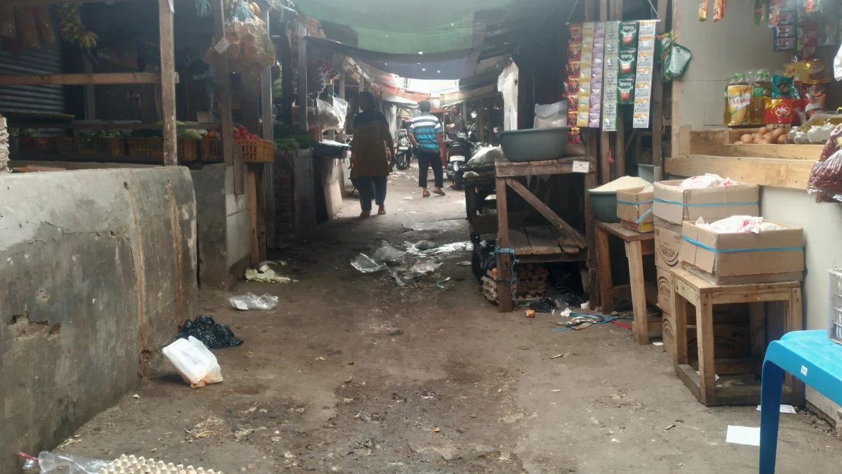 Kondisi kumuhnya Pasar Tradisional Parakanmuncang, di wilayah Desa Sindangpakuon, Kecamatan Cimanggung, Kabupaten Sumedang. (Yanuar/Jabar Ekspres)