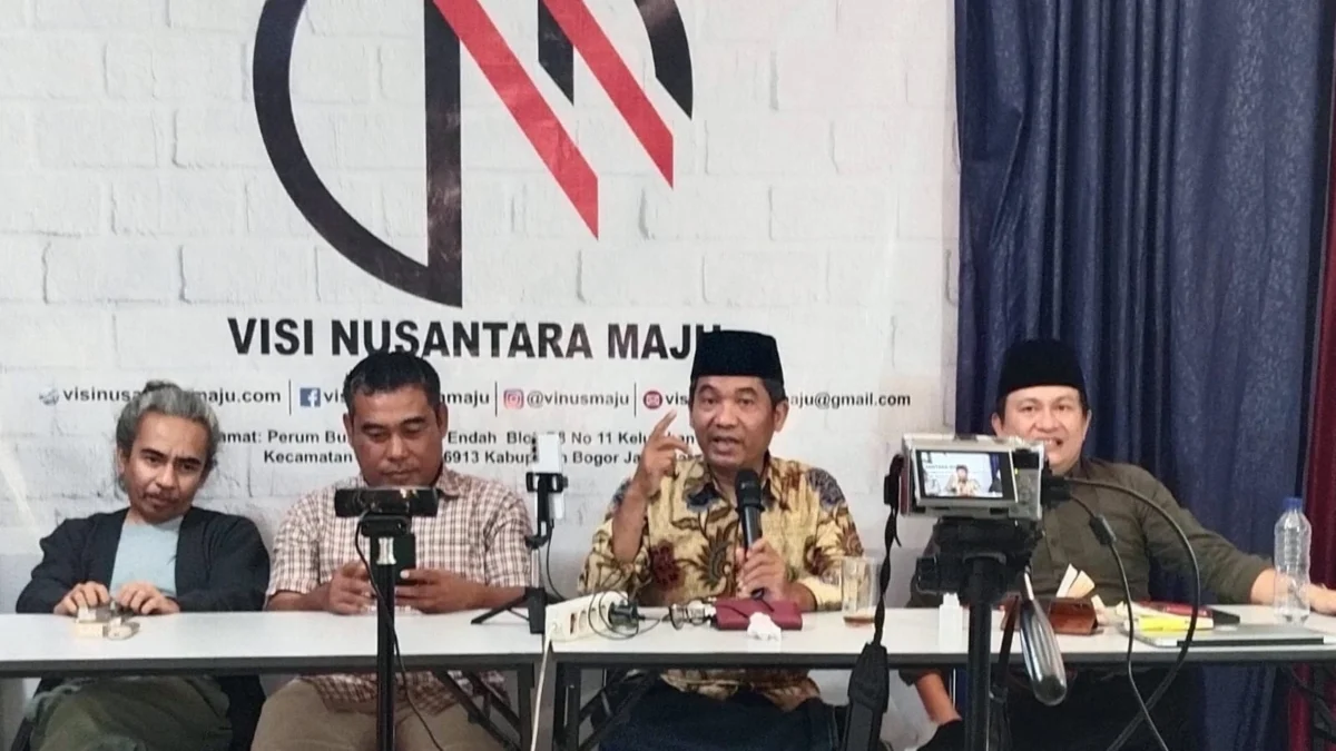 Sejumlah pengamat saat berdiskusi membahas suasana politik menjelang Pilkada 2024 di Kantor Visi Nusantara Maju, Bogor. (Yudha Prananda / Jabar Ekspres)