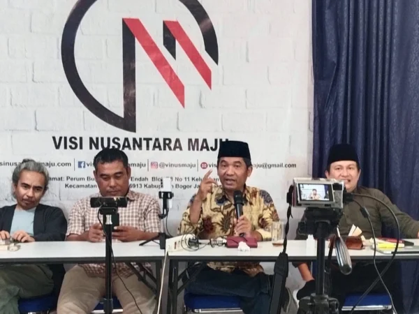 Sejumlah pengamat saat berdiskusi membahas suasana politik menjelang Pilkada 2024 di Kantor Visi Nusantara Maju, Bogor. (Yudha Prananda / Jabar Ekspres)