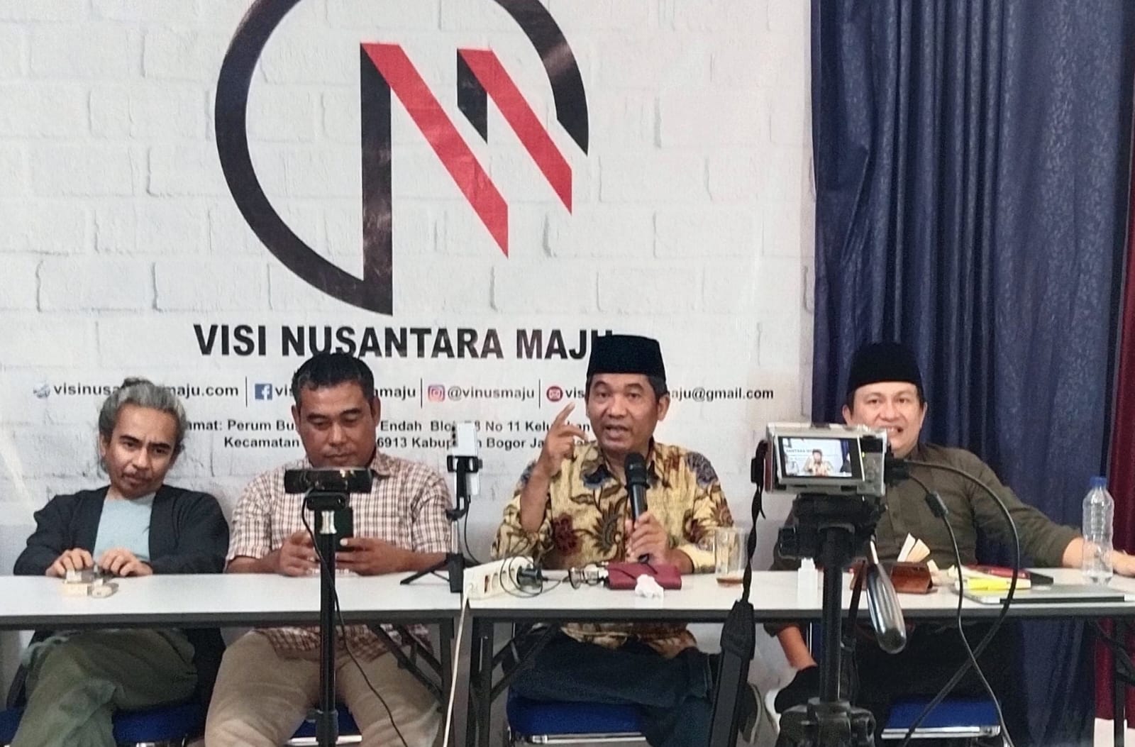 Sejumlah pengamat saat berdiskusi membahas suasana politik menjelang Pilkada 2024 di Kantor Visi Nusantara Maju, Bogor. (Yudha Prananda / Jabar Ekspres)