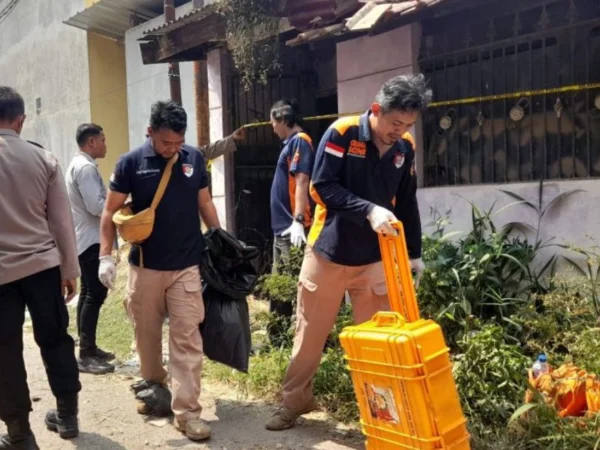 Polres Cimahi saat melakukan sejumlah penyelidikan di lokasi penemuan dua kerangka manusia di Desa Tanimulya, Kecamatan Ngamprah, KBB. Dok Jabar Ekspres