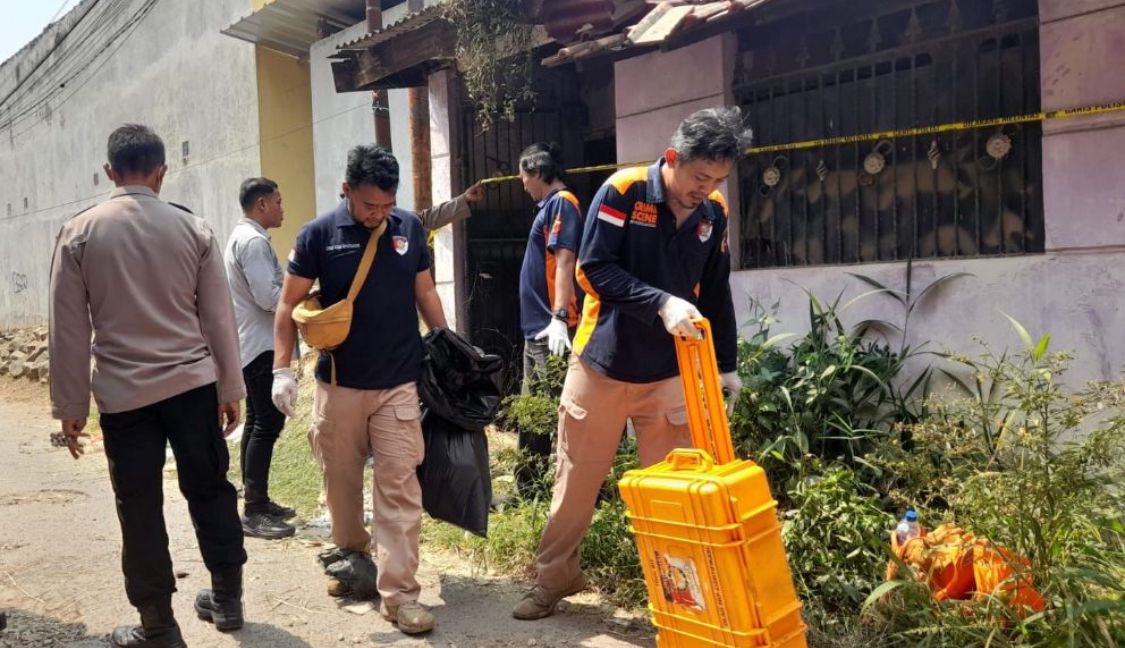 Polres Cimahi saat melakukan sejumlah penyelidikan di lokasi penemuan dua kerangka manusia di Desa Tanimulya, Kecamatan Ngamprah, KBB. Dok Jabar Ekspres