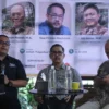 Pengamat Politik dari Universitas Padjadjaran (Unpad) Firman Manan (kanan) dan Guru Besar Ilmu Politik Unpad Prof. Muradi (kiri) dalam diskusi yang digelar IPRC, Jumat (09/08).