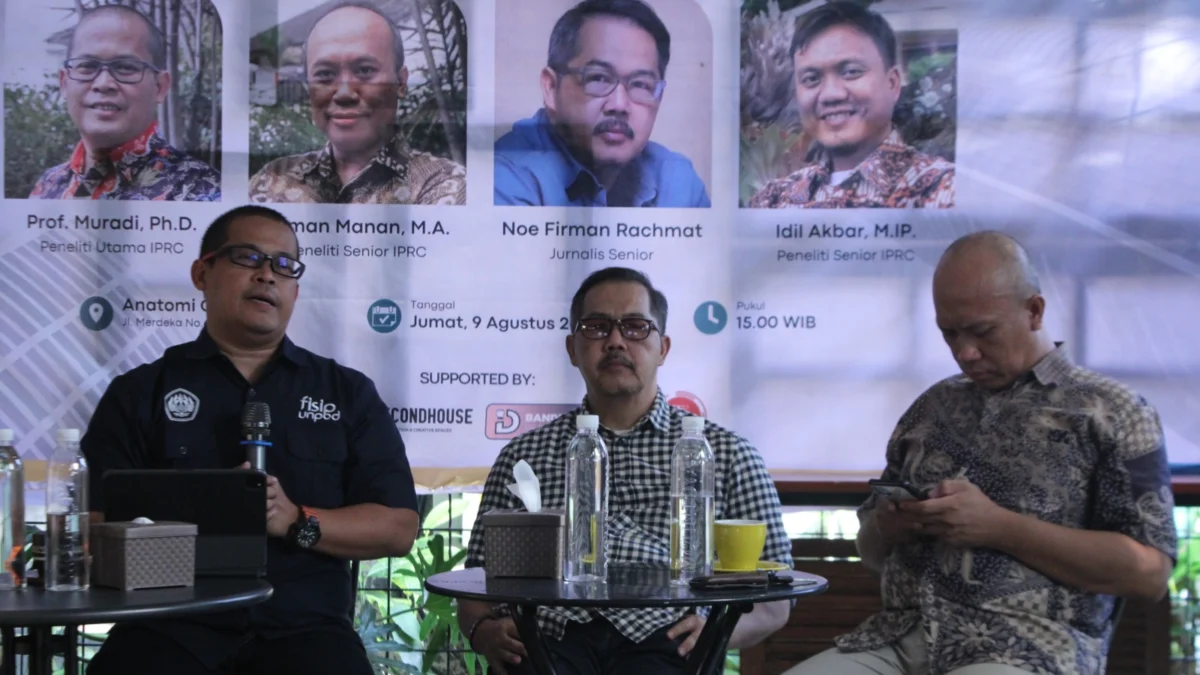 Pengamat Politik dari Universitas Padjadjaran (Unpad) Firman Manan (kanan) dan Guru Besar Ilmu Politik Unpad Prof. Muradi (kiri) dalam diskusi yang digelar IPRC, Jumat (09/08).