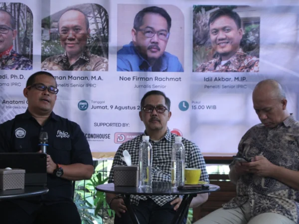 Pengamat Politik dari Universitas Padjadjaran (Unpad) Firman Manan (kanan) dan Guru Besar Ilmu Politik Unpad Prof. Muradi (kiri) dalam diskusi yang digelar IPRC, Jumat (09/08).