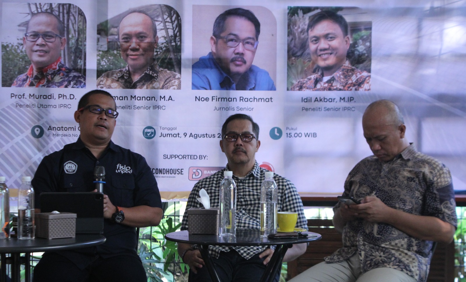 Pengamat Politik dari Universitas Padjadjaran (Unpad) Firman Manan (kanan) dan Guru Besar Ilmu Politik Unpad Prof. Muradi (kiri) dalam diskusi yang digelar IPRC, Jumat (09/08).