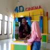 Salah satu pengunjung saat akan memasuki ruang 4D Cinema di Science Center Soreang. Foto Agi Jabar Ekspres