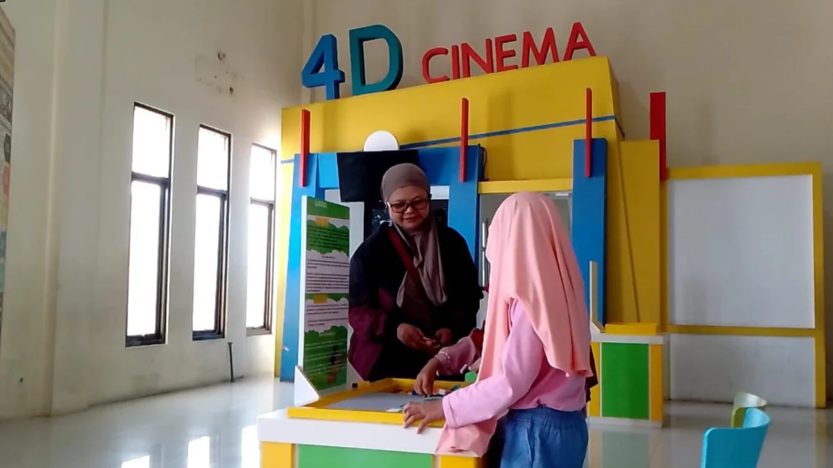 Salah satu pengunjung saat akan memasuki ruang 4D Cinema di Science Center Soreang. Foto Agi Jabar Ekspres