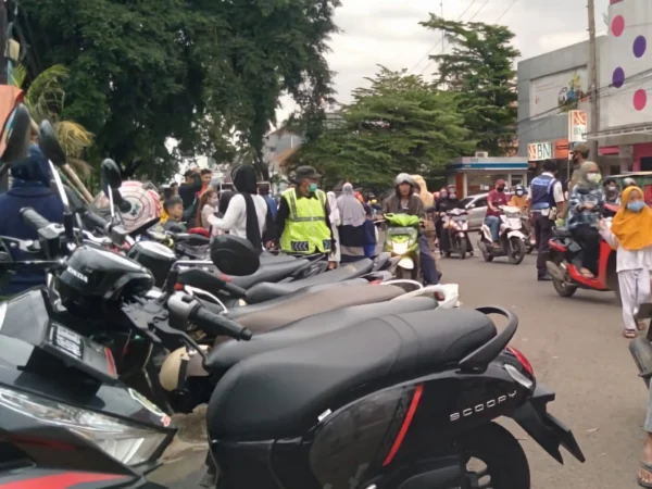 Parkiran motor di keramaian aktivitas warga wilayah Kecamatan Cicalengka, Kabupaten Bandung. (Yanuar/Jabar Ekspres)