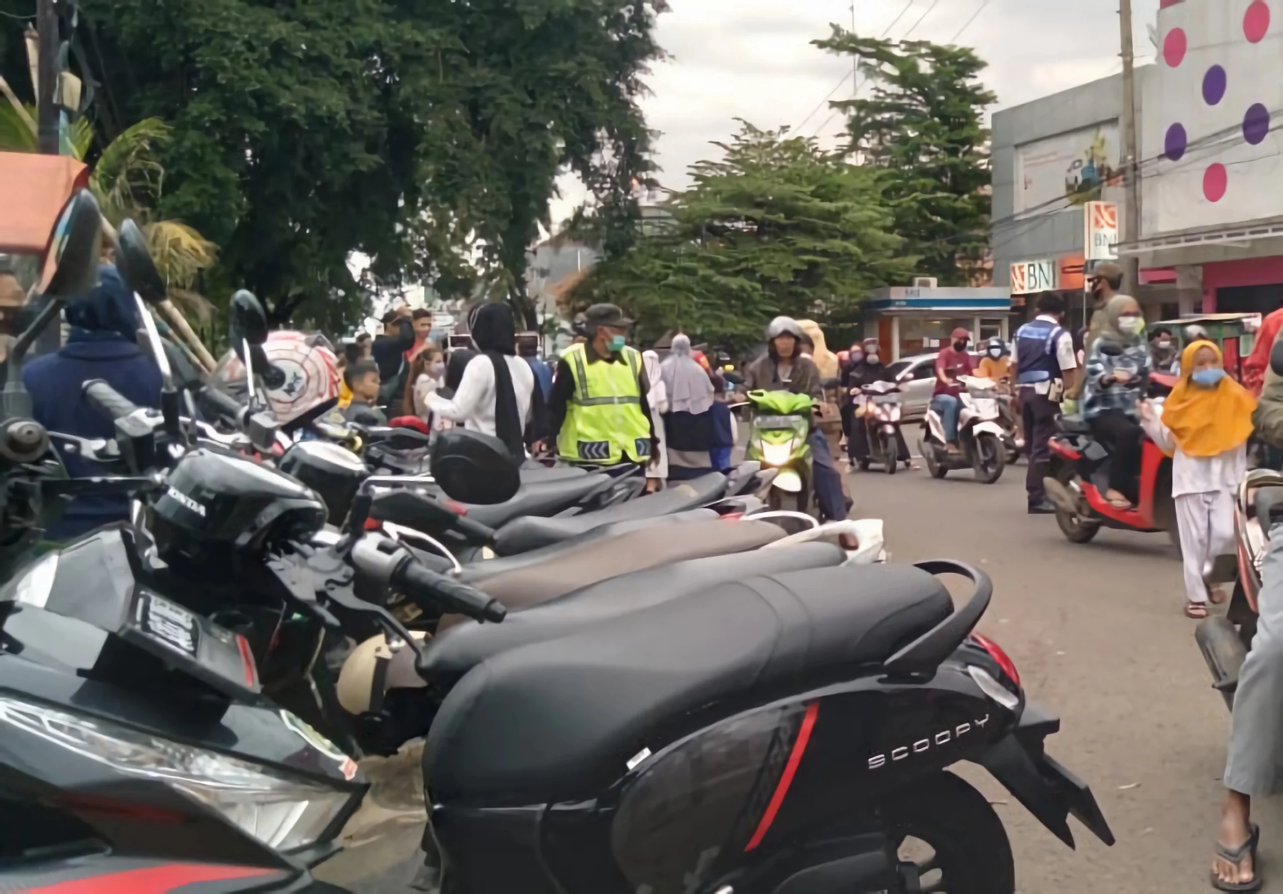 Parkiran motor di keramaian aktivitas warga wilayah Kecamatan Cicalengka, Kabupaten Bandung. (Yanuar/Jabar Ekspres)