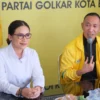 Bacawalkot Bogor, Rena Da Frina bersama Ketua DPD Golkar Kota Bogor, Rusli Prihatevy saat melakukan safari politik.(Yudha Prananda / Jabar Ekspres)